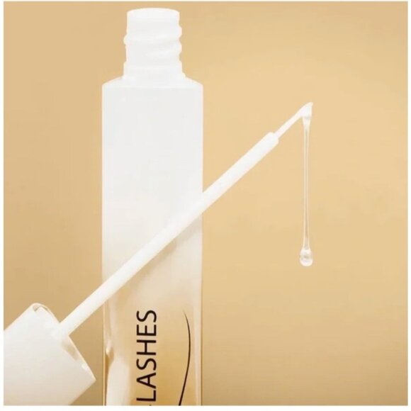 Lilly Lashes Level Up Lash Enhancing Serum Length & Volume 3-Mth Supply - Picture 2 of 7